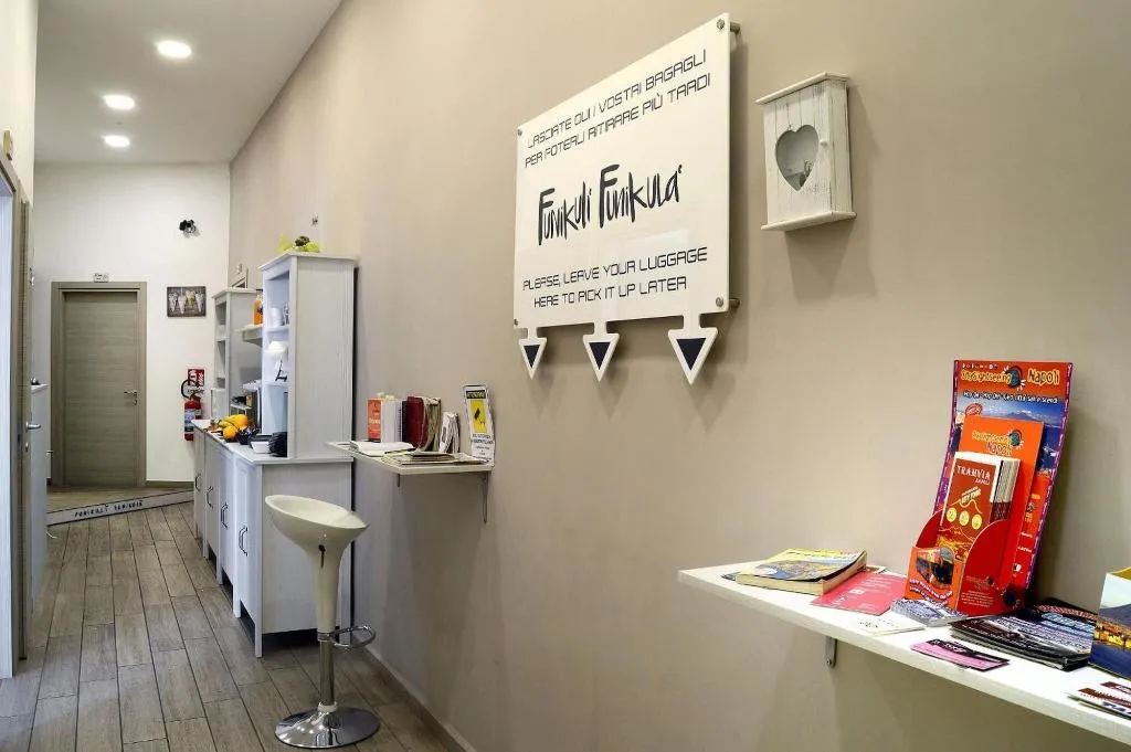 Lobby, Funikulì Funikulà, Naples