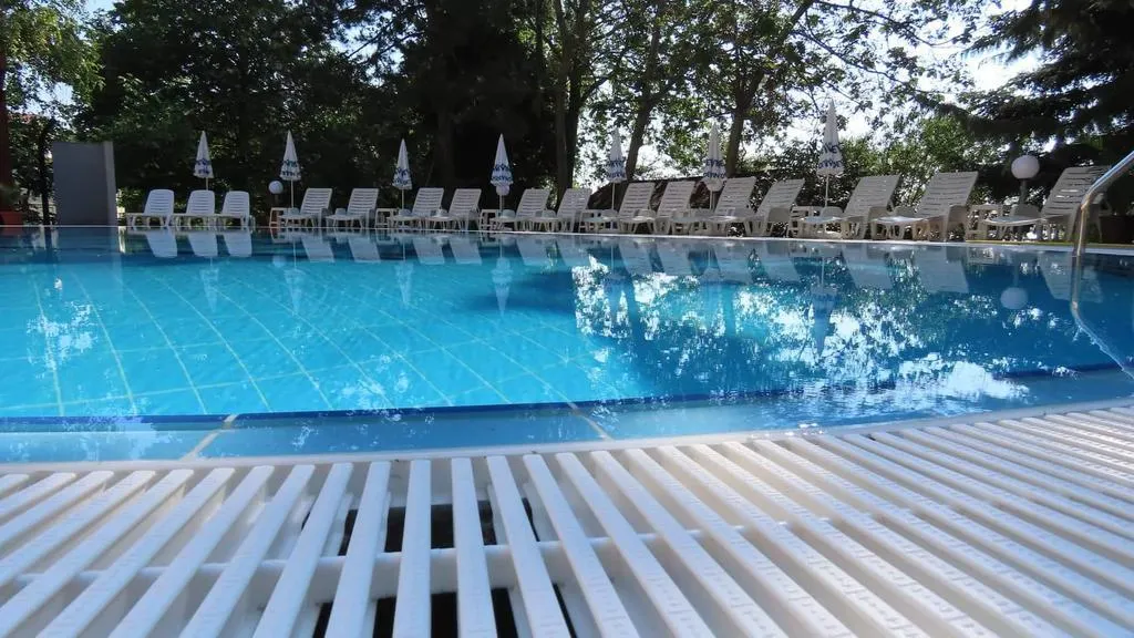 Pool, Exotica, Varna