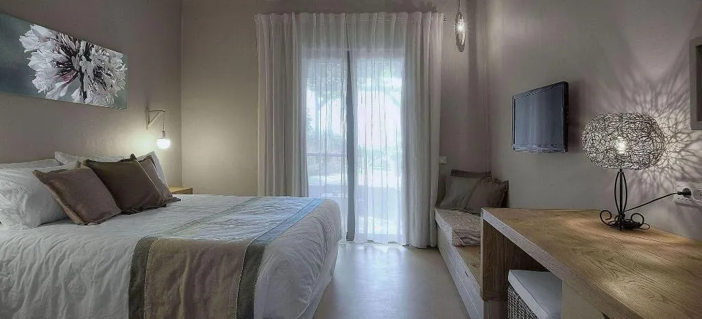 Room, F Zeen, Kefallinia