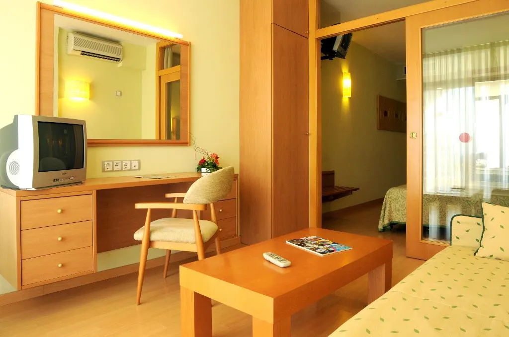 FAMILY ROOM CAPACITY 3 Room, Evenia Olympic Suites, Costa Brava