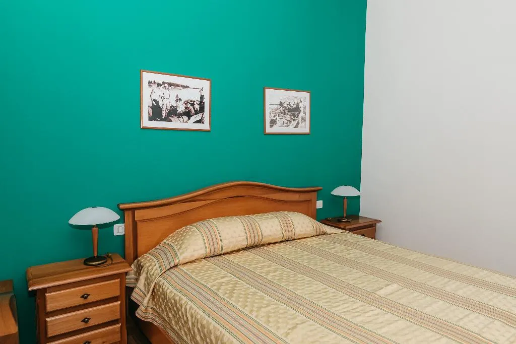 TRIPLE STANDARD Room, Spongiola, Split