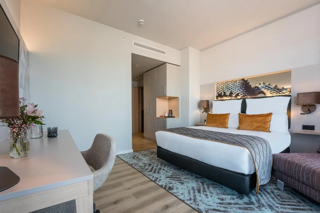DOUBLE DELUXE Room, Leonardo Royal Hotel Barcelona Fira, Barcelona