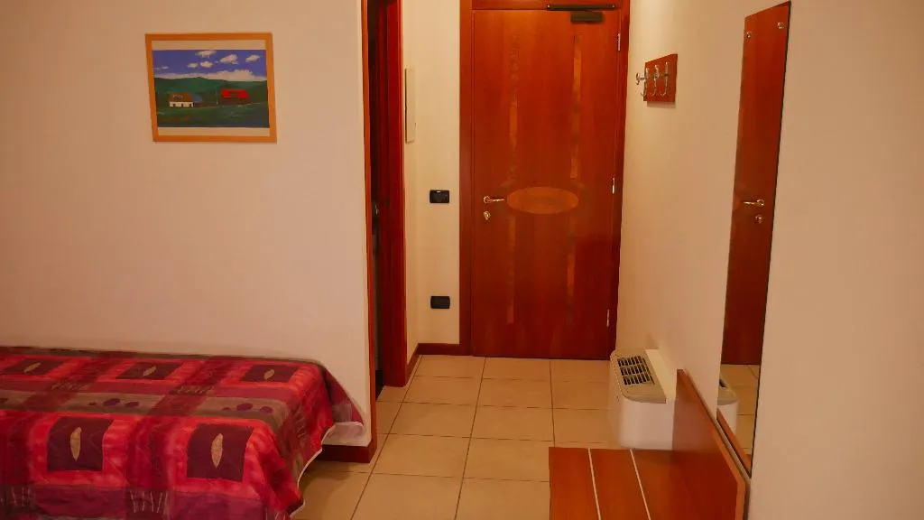 TRIPLE THREE BEDROOMS ONE BATHROOM Room, Hotel Vajont, Venice