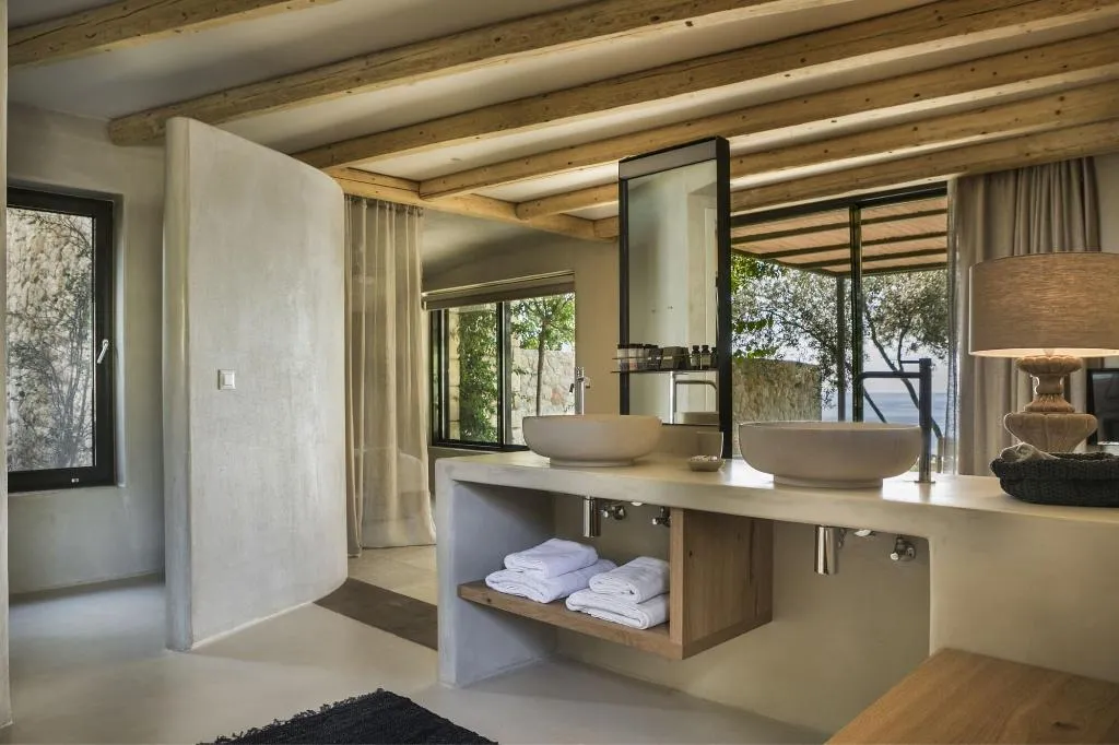 Room, F Zeen, Kefallinia