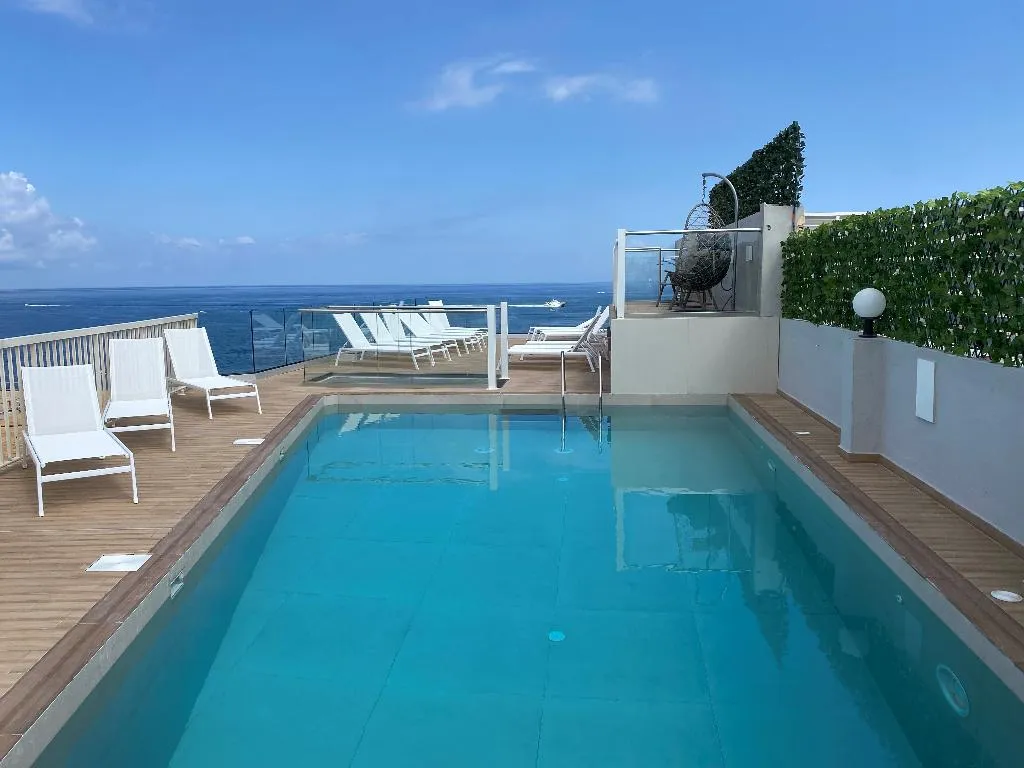 Pool, Diplomat, Malta