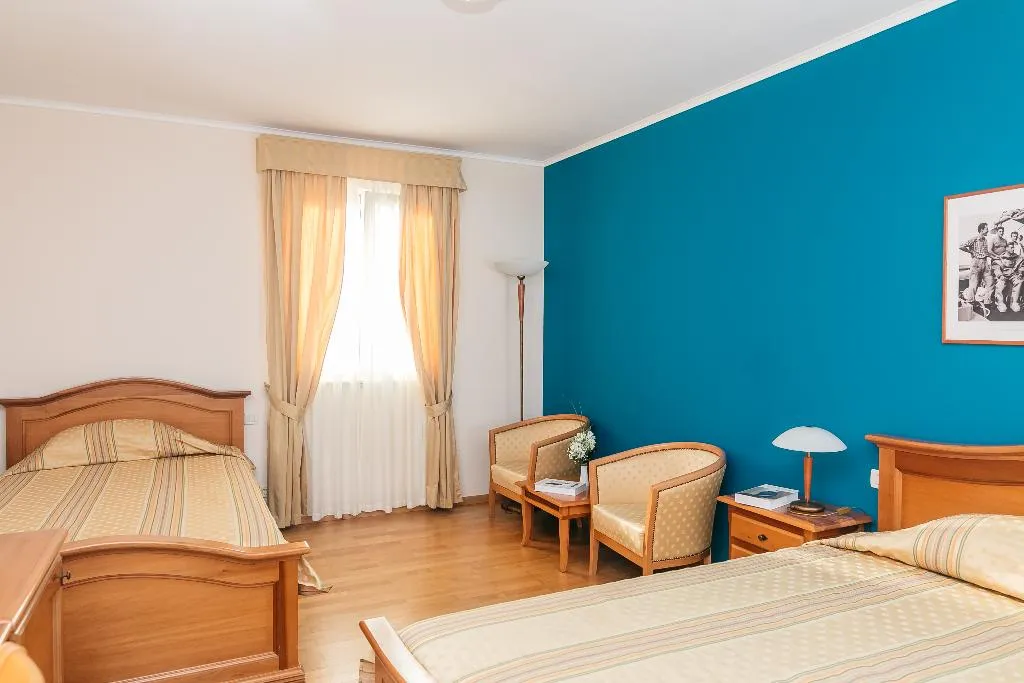 TRIPLE STANDARD Room, Spongiola, Split