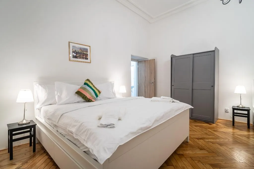 APARTMENT TWO BEDROOMS ONE BATHROOM Room, Royal Road Residence, Prague