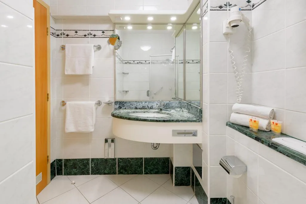 Double or Twin SIDE SEA VIEW WITH BALCONY Room, Valamar Meteor Hotel, Split