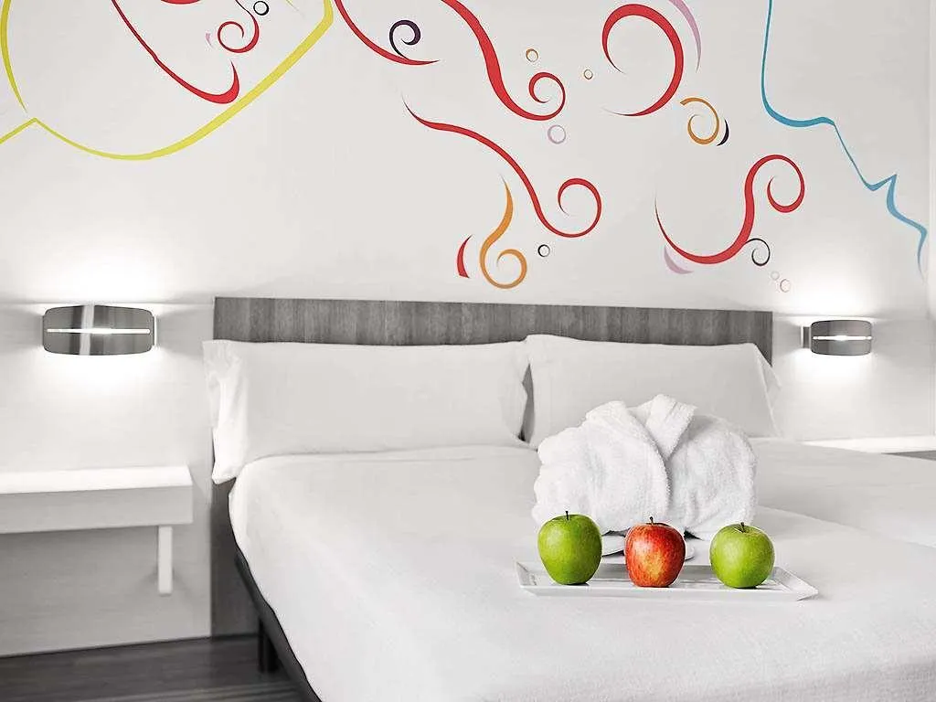 TRIPLE STANDARD Room, Ibis Styles Madrid Prado, Madrid