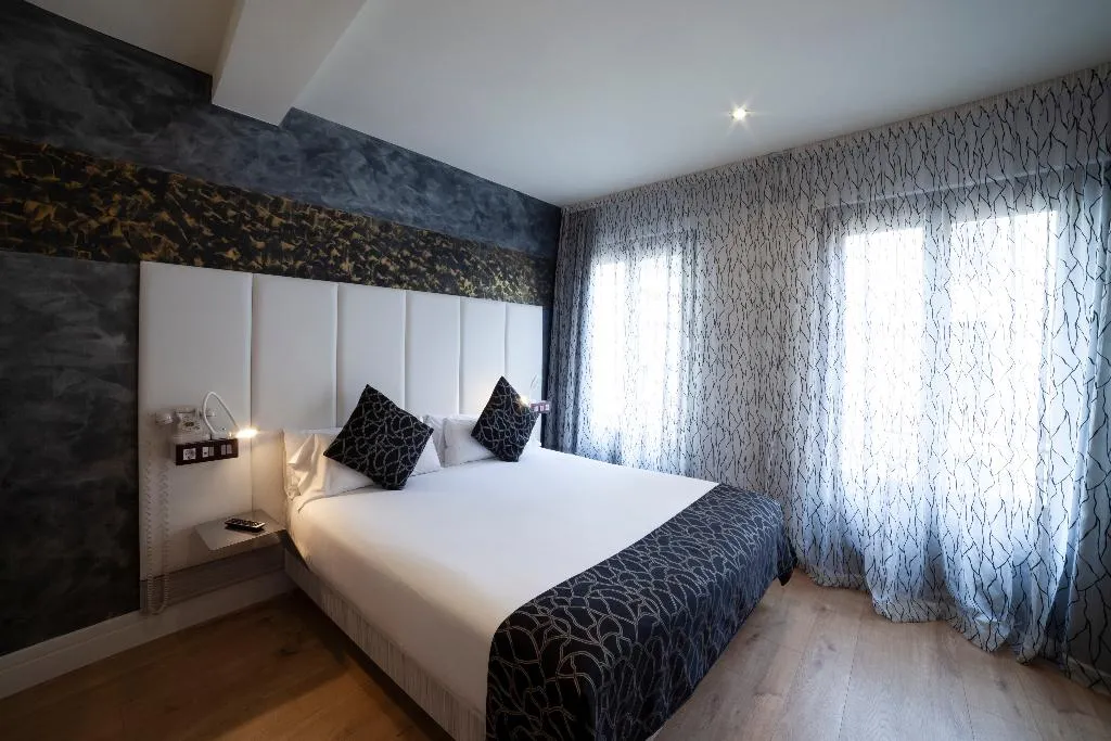 QUADRUPLE STANDARD Room, Petit Palace Savoy Alfonso XII, Madrid