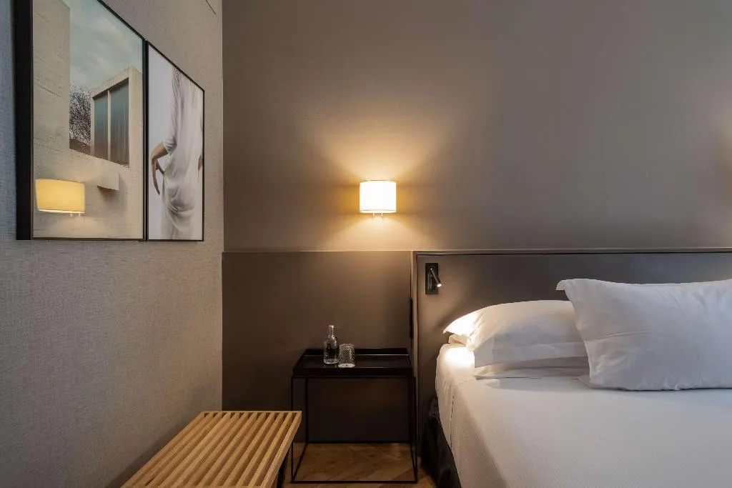 TWIN STANDARD Room, Alexandra Barcelona, Curio Collection by Hilton, Barcelona
