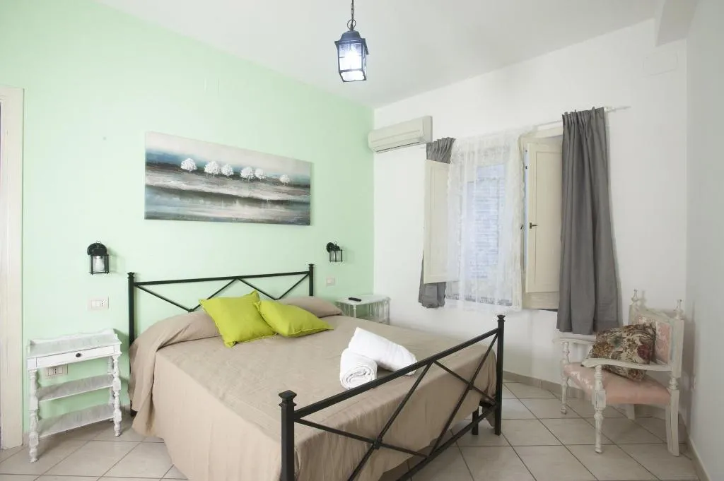 Room, City Pompei Accommodations, Naples