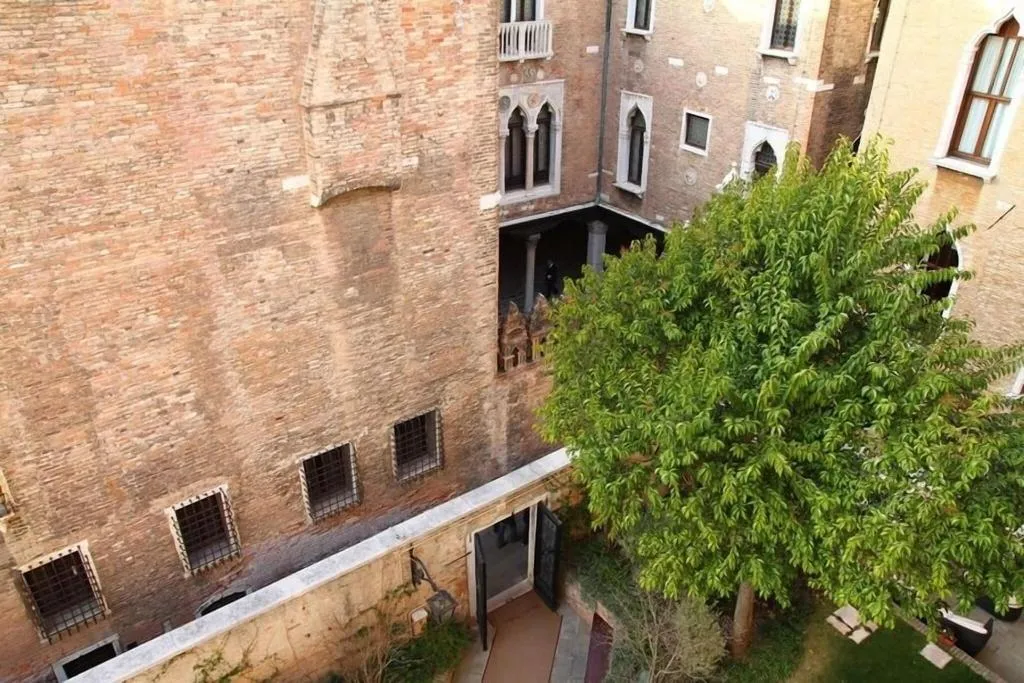JUNIOR SUITE QUEEN SIZE BED Room, Pesaro Palace, Venice