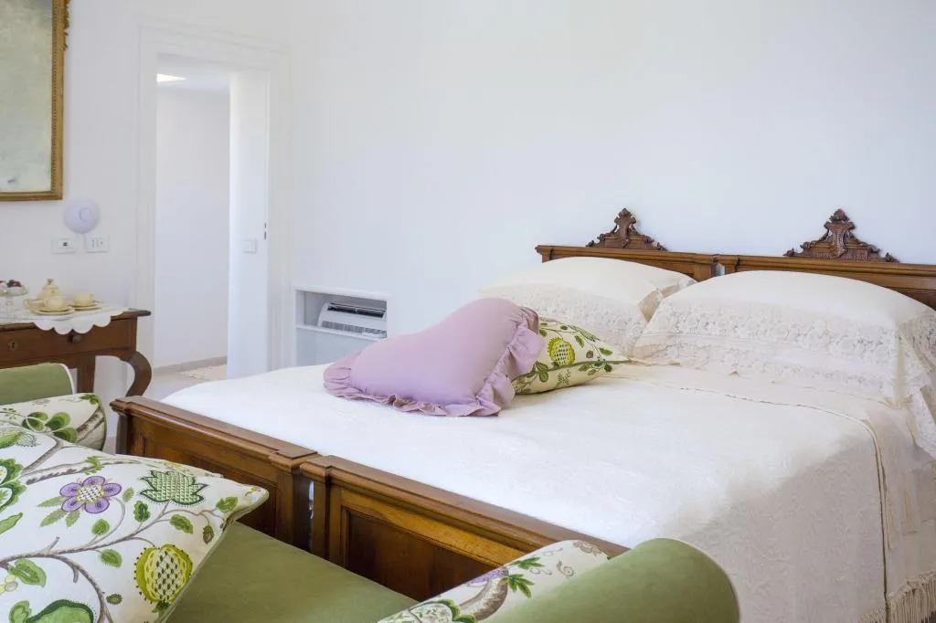 Room, Palazzo Cacace, Naples