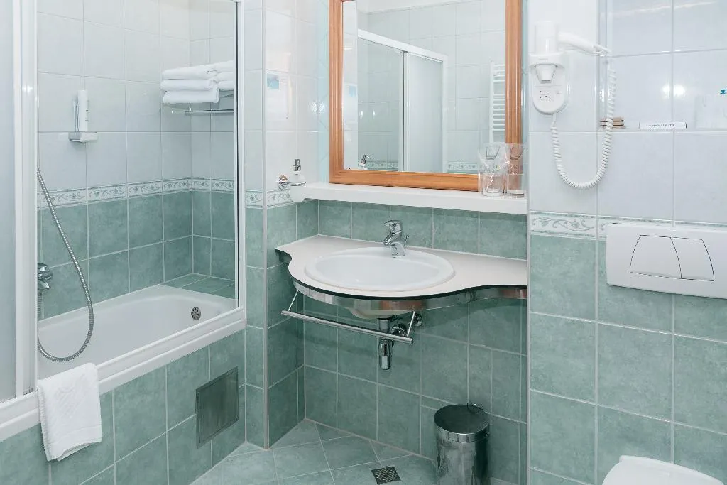 TRIPLE STANDARD Room, Spongiola, Split