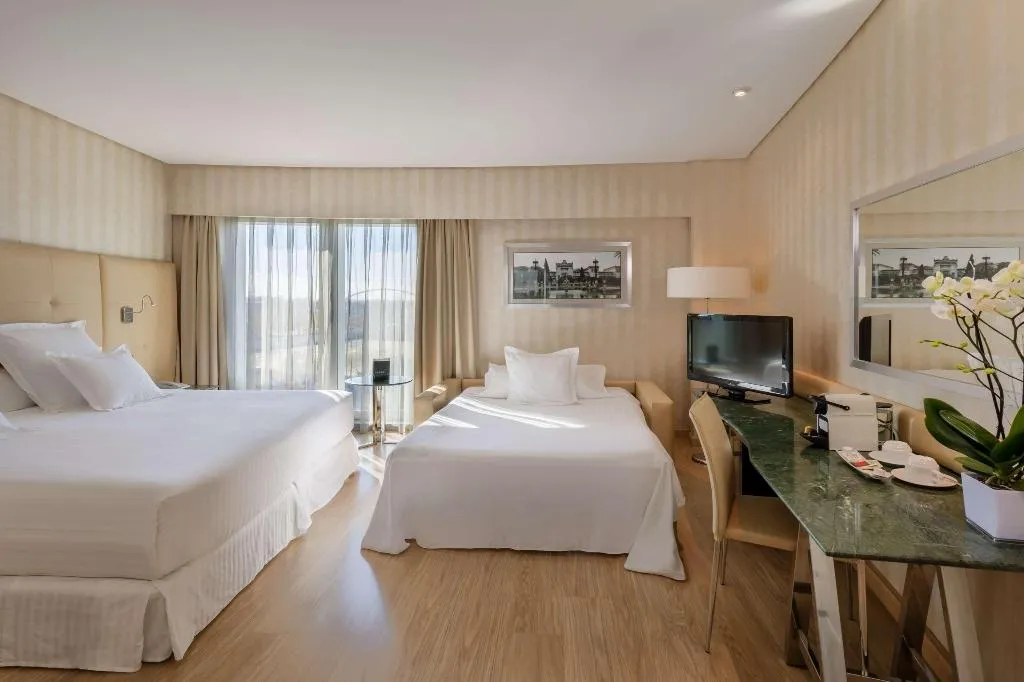 FAMILY ROOM DELUXE Room, Barcelo Sevilla Renacimiento, Seville