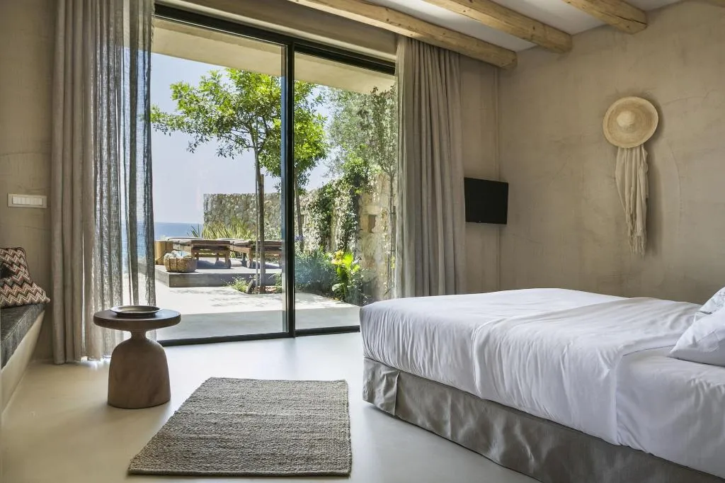 Room, F Zeen, Kefallinia