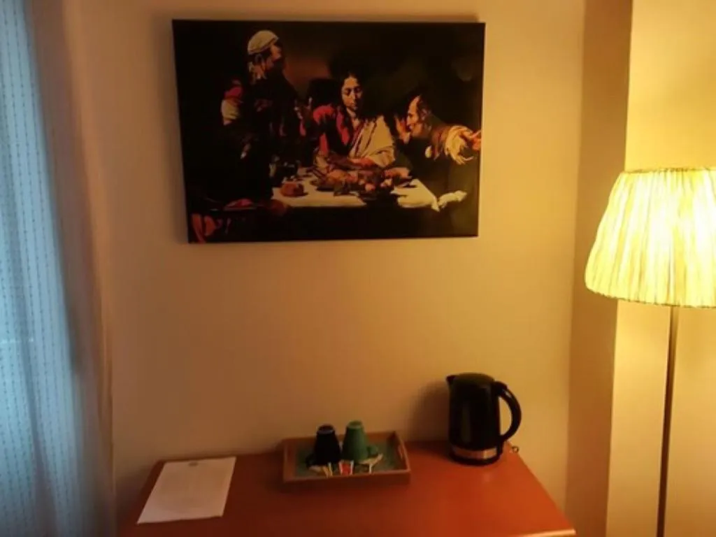 Room, Luci A San Siro, Milan