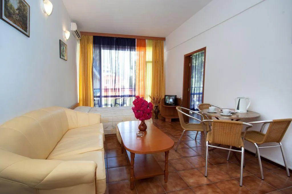 Room, Regina, Bourgas