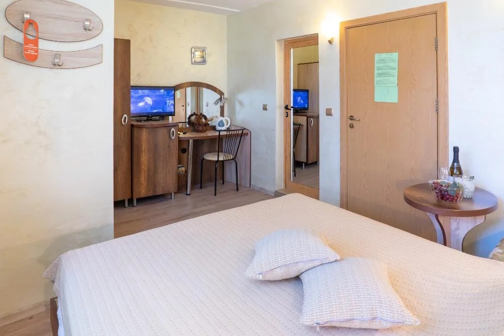 Room, Victoria, Varna