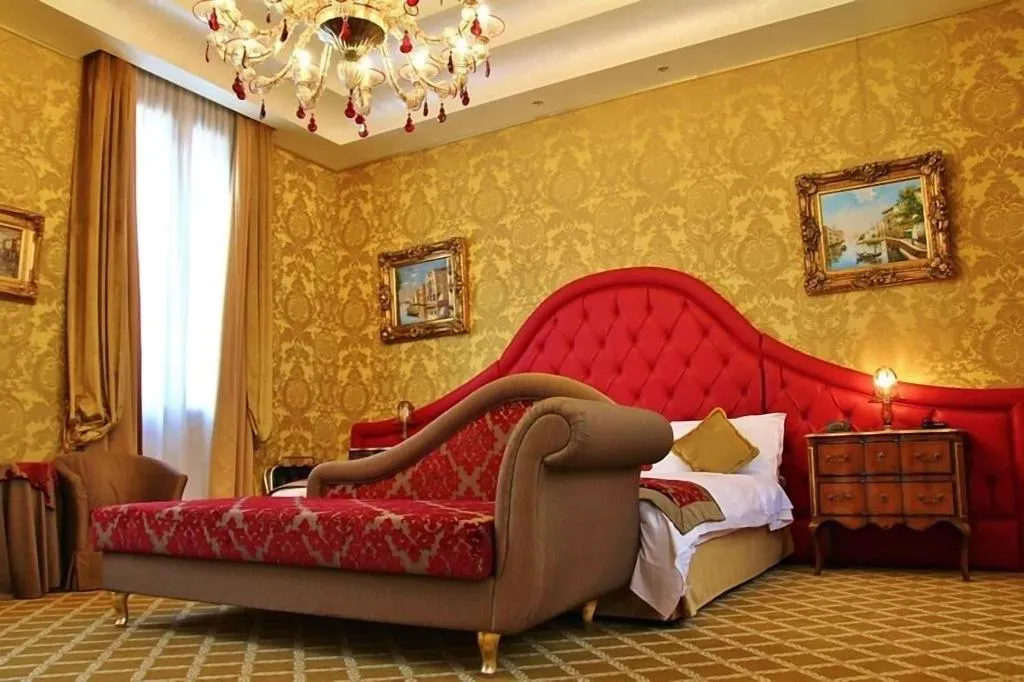 JUNIOR SUITE STANDARD Room, Pesaro Palace, Venice
