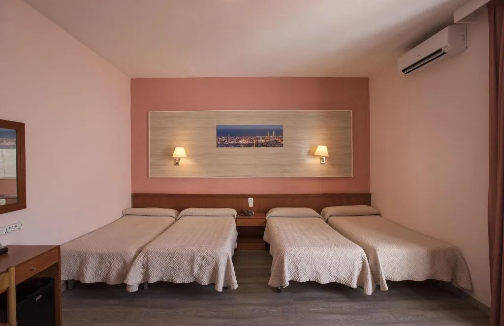 Room, Cuatro Naciones, Barcelona