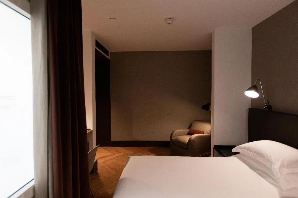 DOUBLE GUEST ROOM Room, Alexandra Barcelona, Curio Collection by Hilton, Barcelona