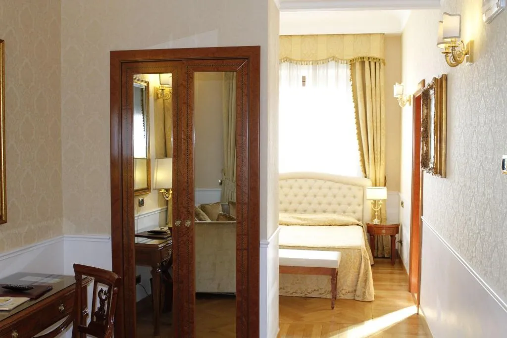 TRIPLE TWO BEDS Room, Hotel Villa Pinciana, Rome