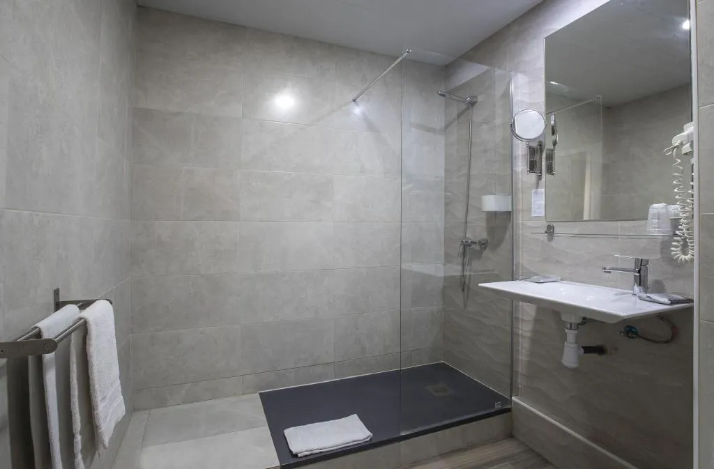 Room, Cuatro Naciones, Barcelona