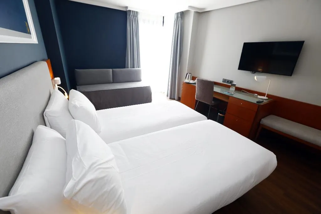 TRIPLE STANDARD Room, Travelodge Madrid Coslada Aeropuerto, Madrid