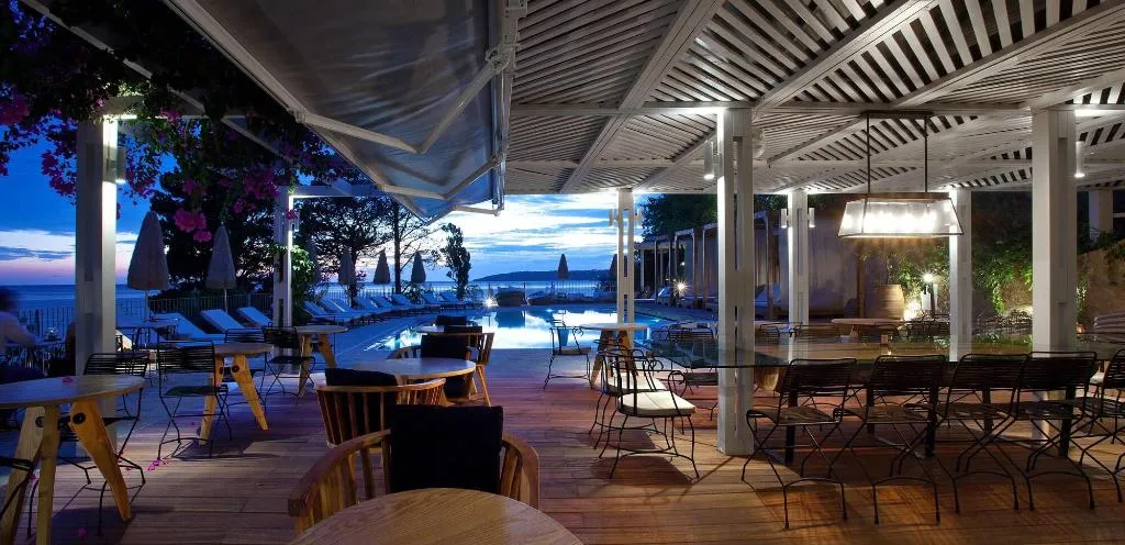 Terrace, F Zeen, Kefallinia