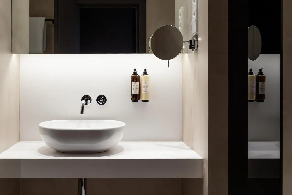 TWIN STANDARD Room, Alexandra Barcelona, Curio Collection by Hilton, Barcelona