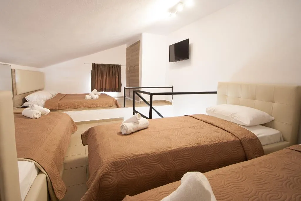 Room CAPACITY 6 Room, Pension Avocado, Skiathos