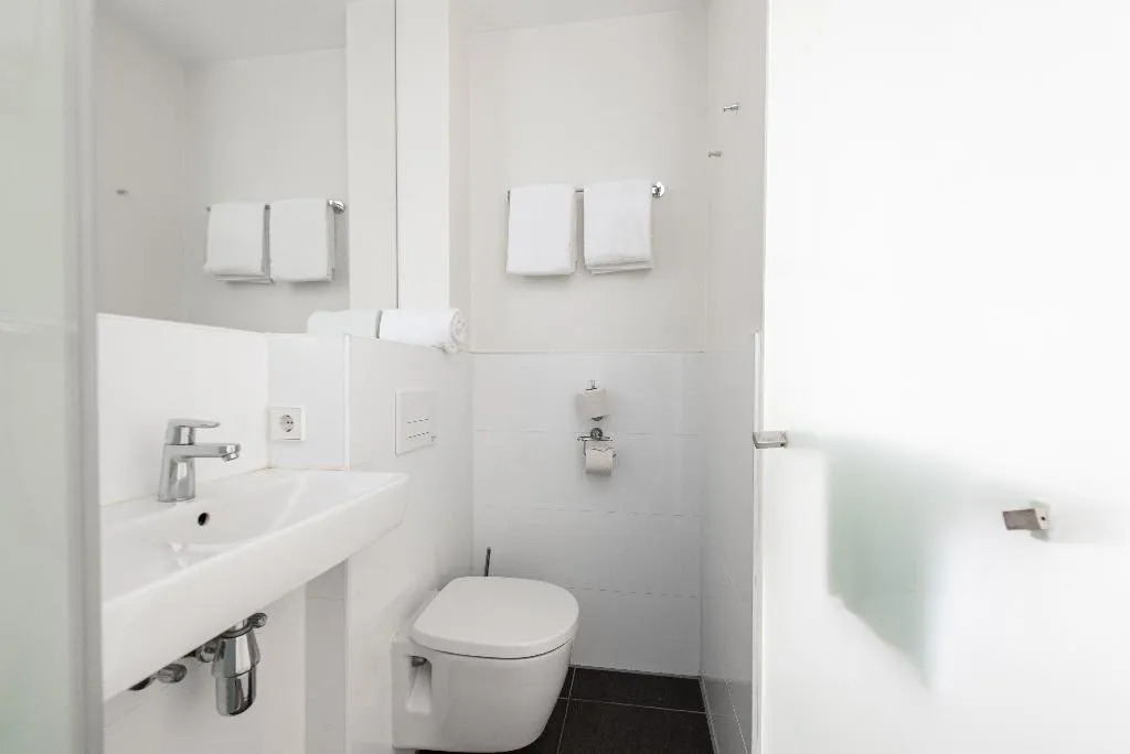 TRIPLE STANDARD Room, easyHotel Amsterdam Arena Boulevard, Amsterdam