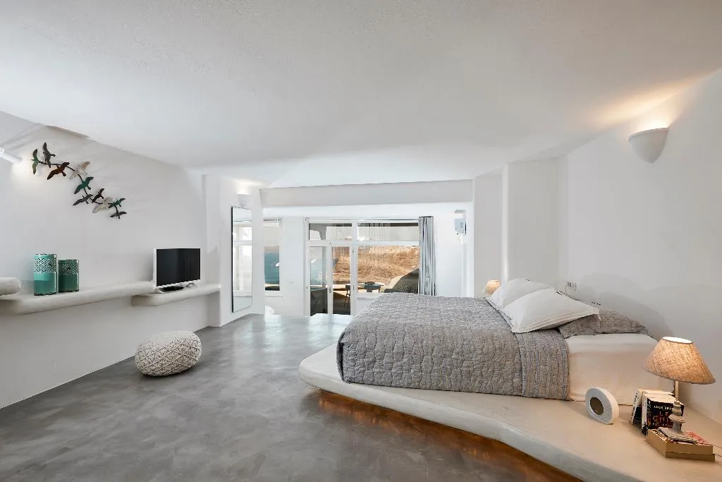 SUITE WITH JACUZZI Room, Suites of the Gods Cave Spa, Santorini