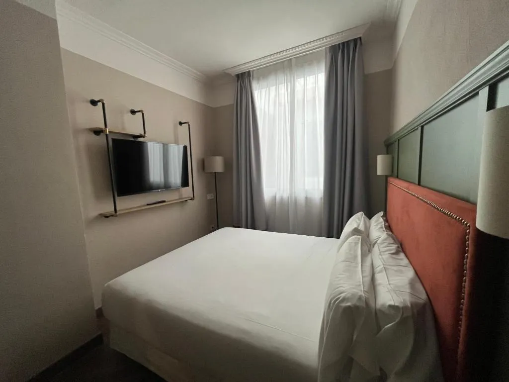 DOUBLE STANDARD Room, Honest Sevilla, Seville