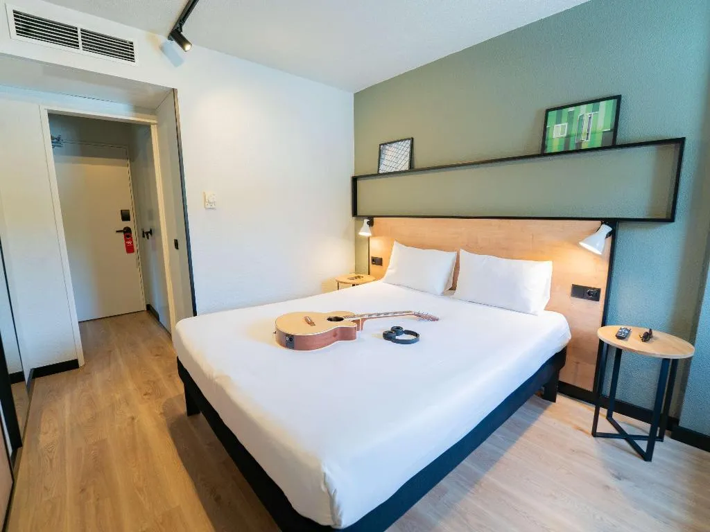 DOUBLE SUPERIOR WITH DOUBLE BED Room, Ibis Guimaraes, Porto
