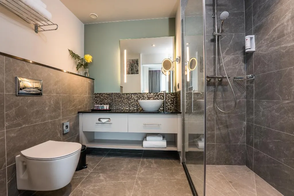 SINGLE DELUXE Room, Leonardo Royal Hotel Barcelona Fira, Barcelona