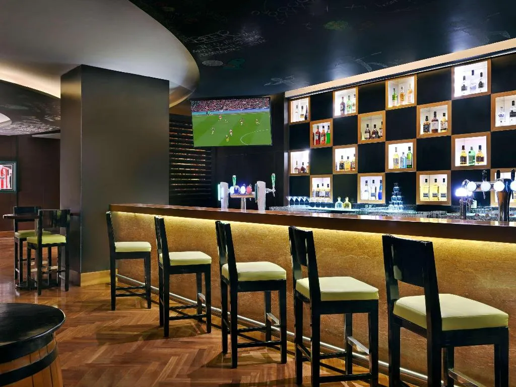 Bar, Movenpick Hotel Jumeirah Beach, Dubai