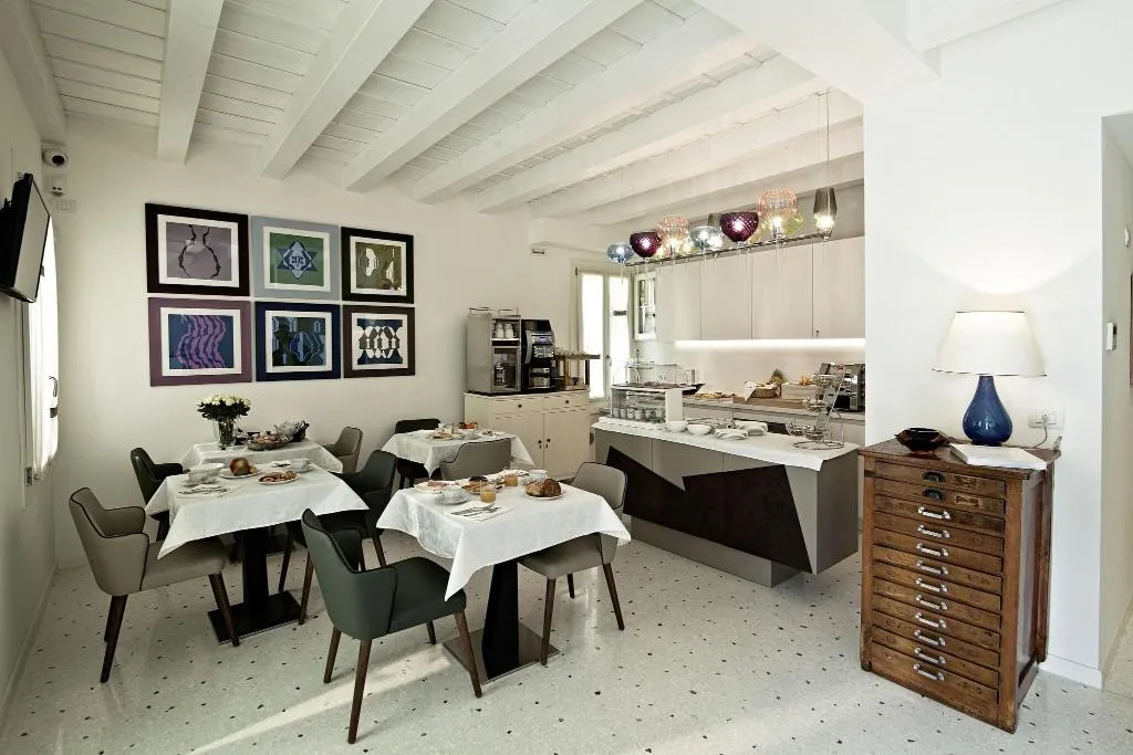 Sports and Entertainment, Chiara Lodge, Venice