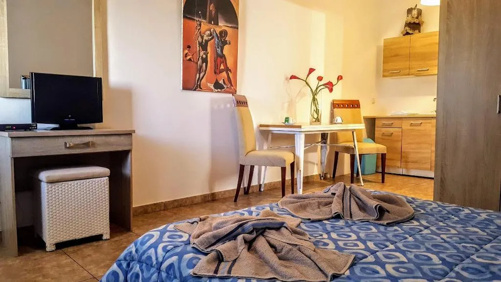 Room, Pleasure Beachside Studios, Santorini