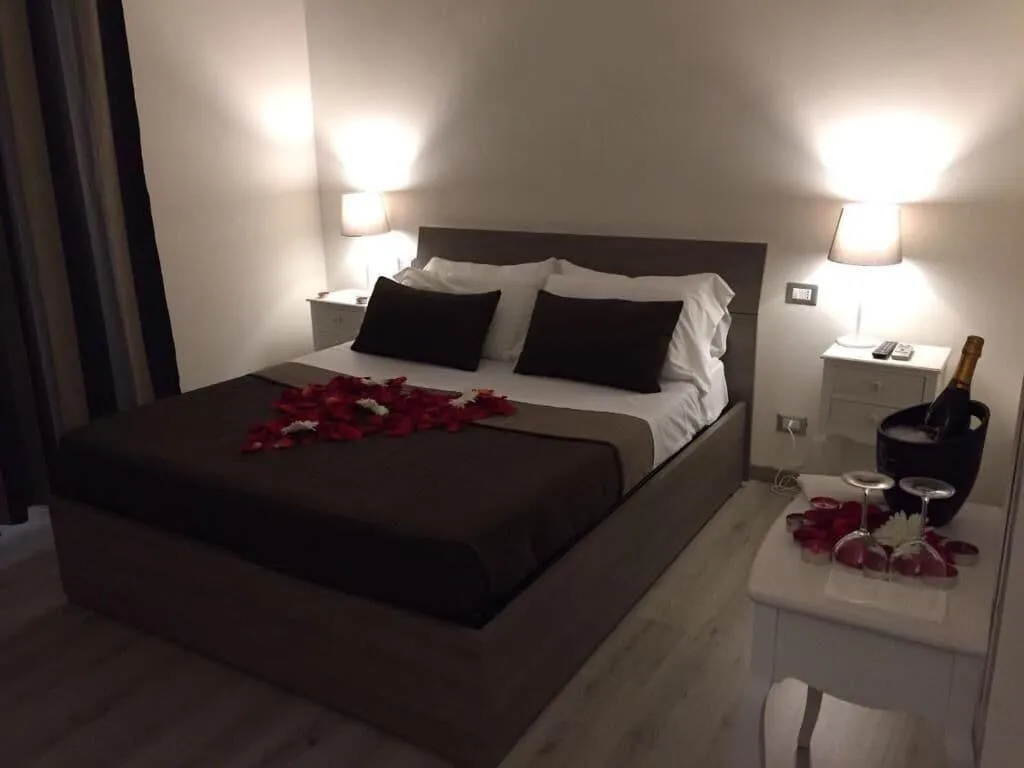 Room, Angolo Di Roma, Naples