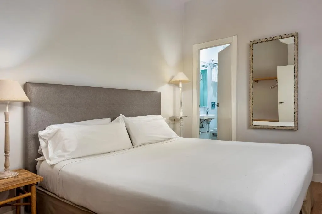 APARTMENT CAPACITY 5 TWO BEDROOMS Room, Suites Sevilla Plaza, Seville