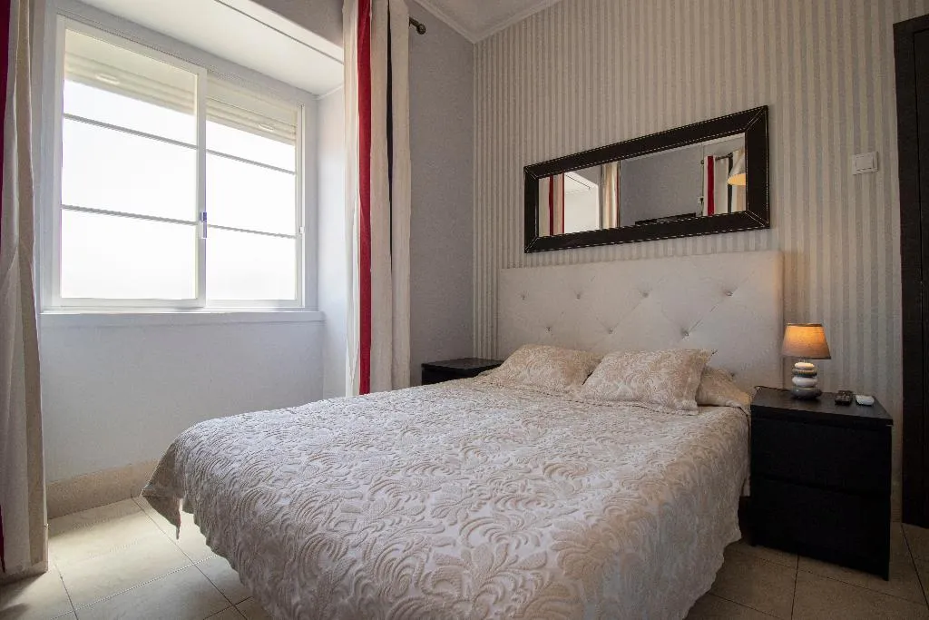 Room, V Dinastia, Lisbon