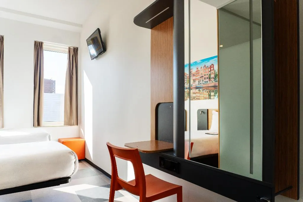 TWIN STANDARD Room, easyHotel Amsterdam Arena Boulevard, Amsterdam
