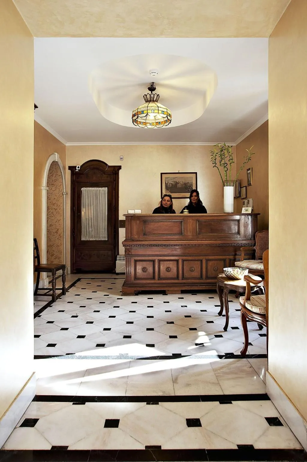 Lobby, Arco Di Travertino, Rome