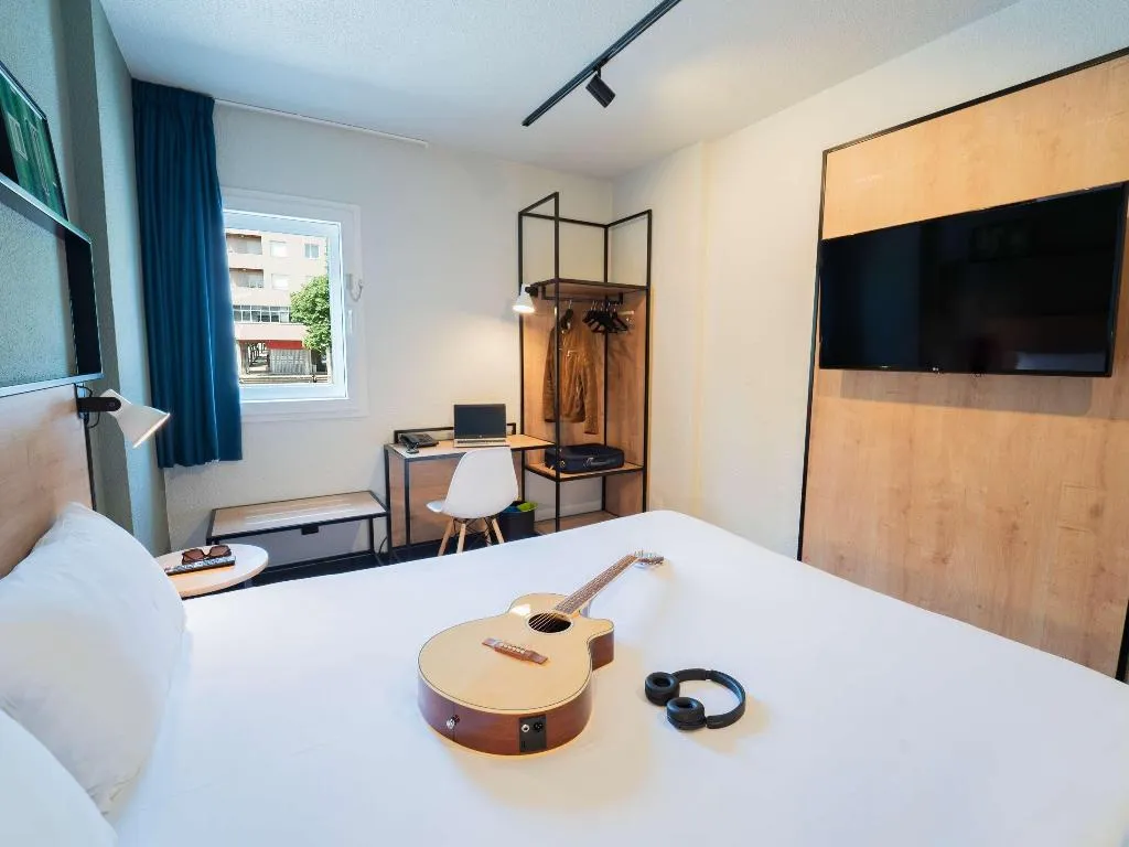 DOUBLE SUPERIOR WITH DOUBLE BED Room, Ibis Guimaraes, Porto