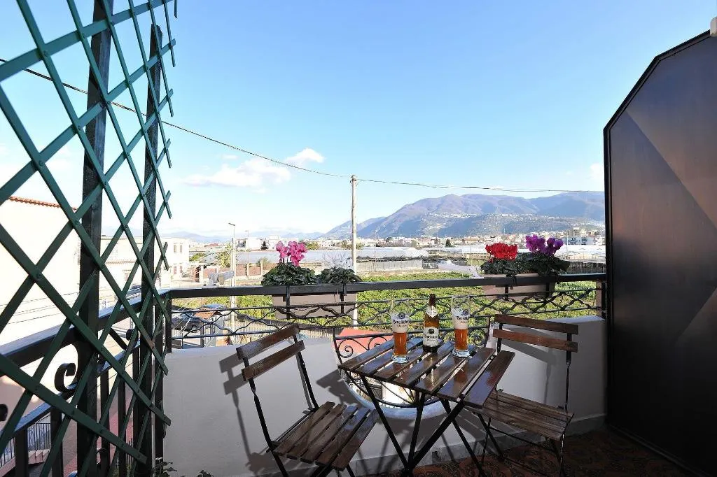 Room, B&B Le Cycas, Naples