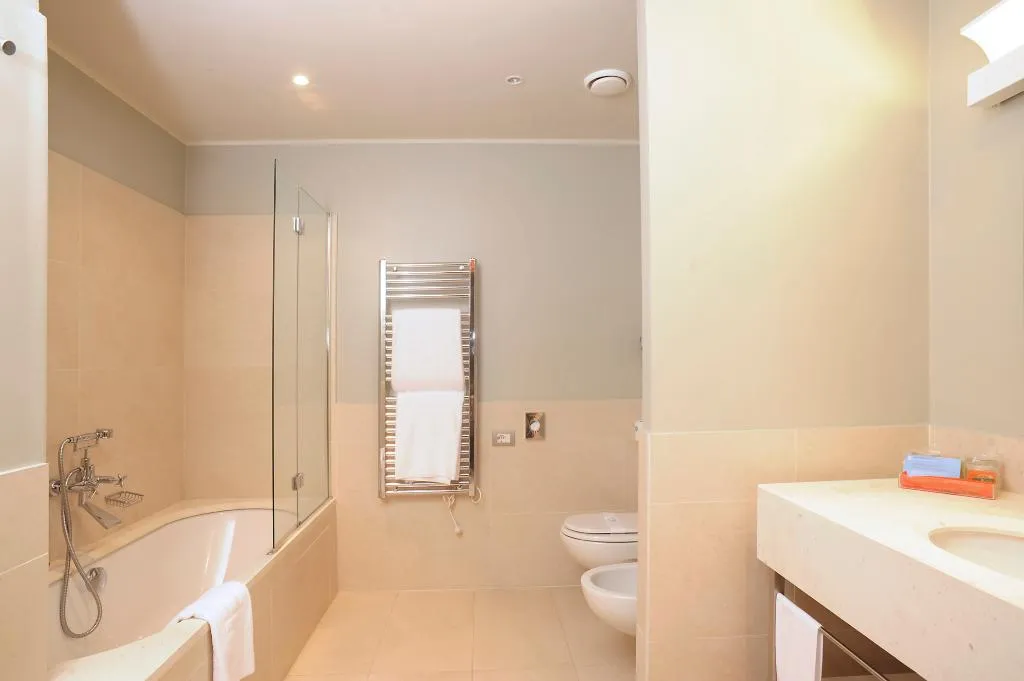 FAMILY ROOM CAPACITY 6 Room, NH Linate, Milan