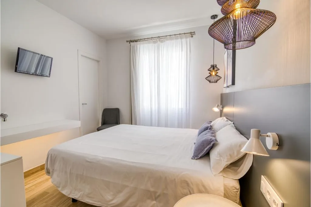 Double or Twin STANDARD Room, Hostal Restaurante La Isla S.L., Menorca